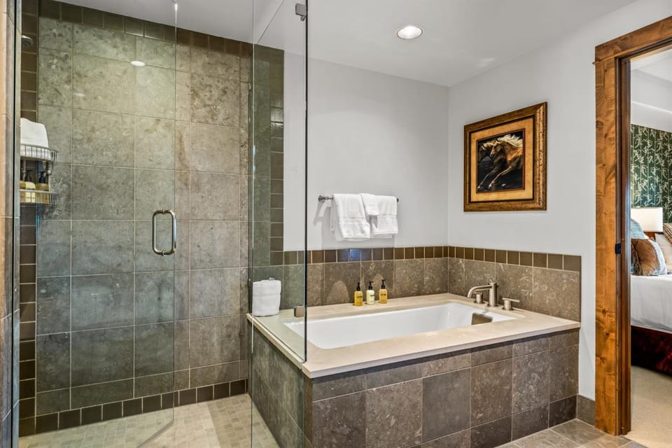 Edgemont 2305 - Luxury Condo with Unbeatable Backdoor Ski Access & Winter Shuttle! Apartment in Steamboat Springs