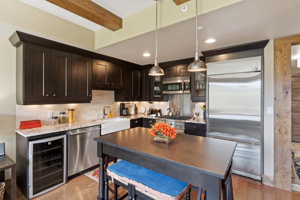 Edgemont 2504 - Luxury 'Honeymoon' Suite, True Ski-in Ski-out Access & Winter Shuttle! Apartment in Steamboat Springs