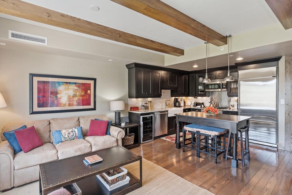 Edgemont 2504 - Luxury 'Honeymoon' Suite, True Ski-in Ski-out Access & Winter Shuttle! Apartment in Steamboat Springs