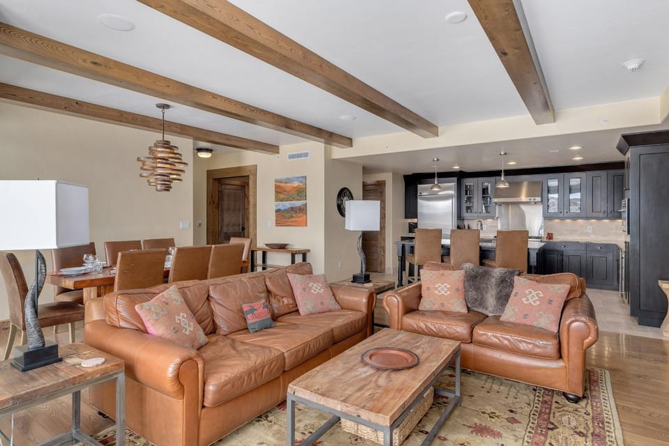 Edgemont 2600 - Luxury Condo, Slope & Gondola Views, True Ski-in Ski-out Access & Winter Shuttle! Apartment in Steamboat Springs