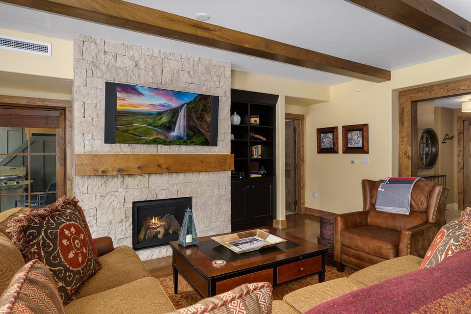 Edgemont 2603 - Luxury Condo, Slope Views, True Ski-in Ski-out Access & Winter Shuttle! Apartment in Steamboat Springs