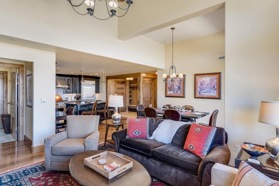 Edgemont 2707 - Luxury Condo, Slopeside Views, True Ski-in Ski-out Access & Winter Shuttle! Apartment in Steamboat Springs