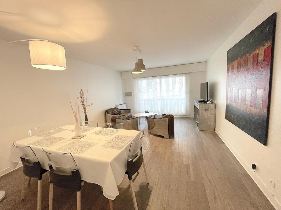 Living room, Photo of the whole room, Decorative detail, Family