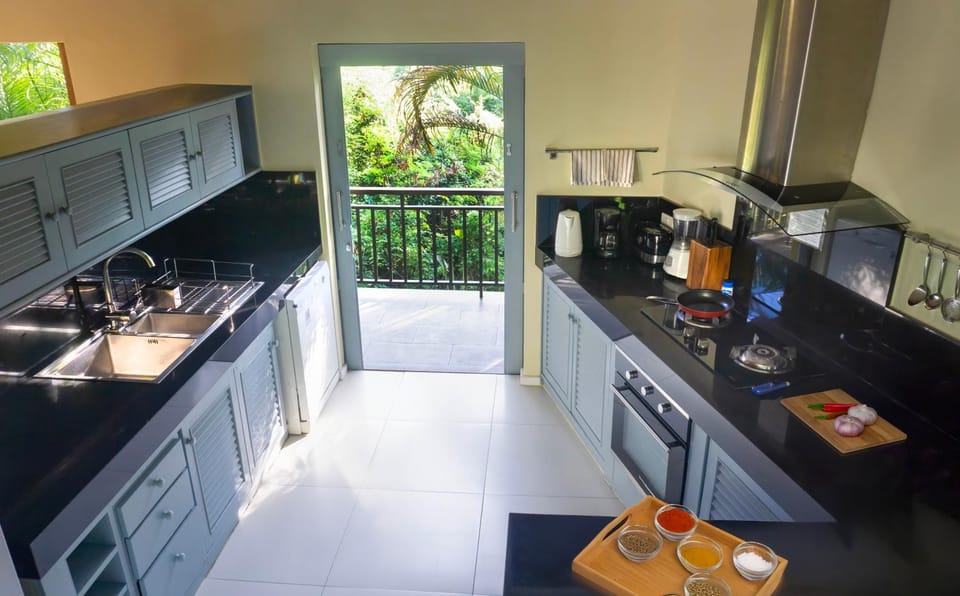 View (from property/room), Balcony/Terrace, microwave, oven, stove, toaster, kitchen