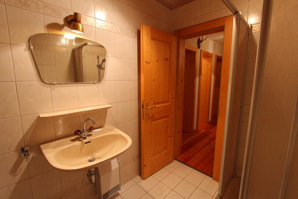 Bathroom, Decorative detail