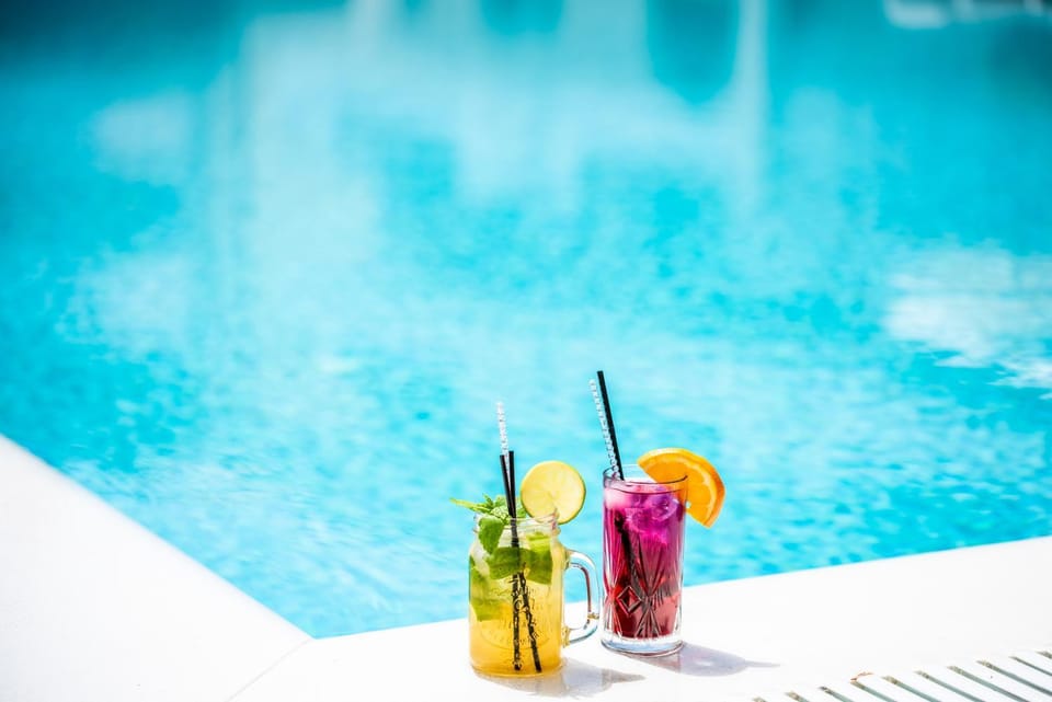 Swimming pool, Drinks, Alcoholic drinks