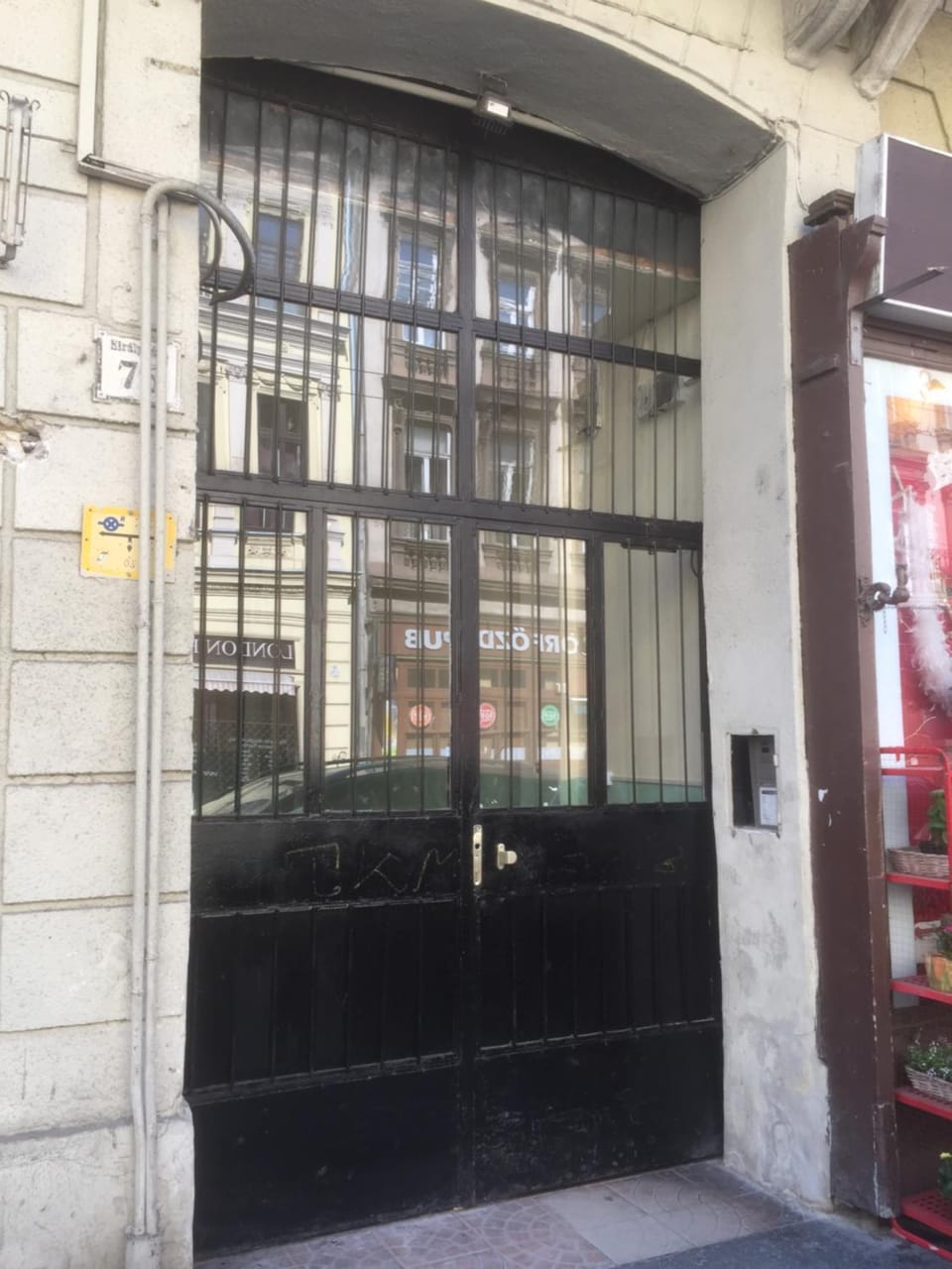 Ava's Champagne Studio City Center-Andrash Street King Street Apartment in Budapest
