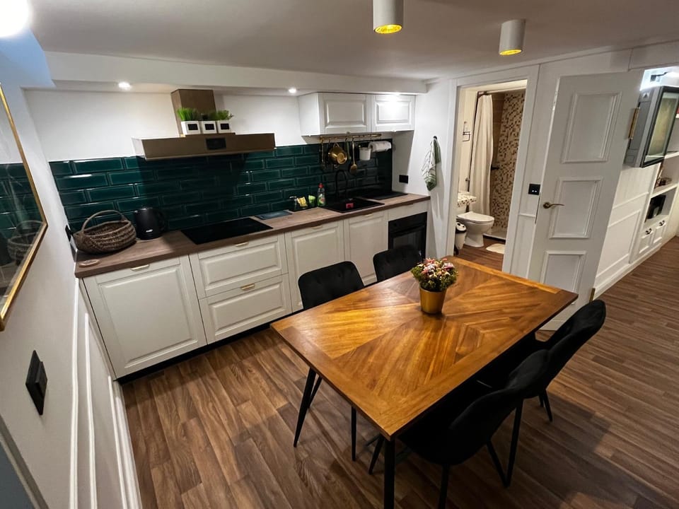 Kitchen or kitchenette, Dining area, stove