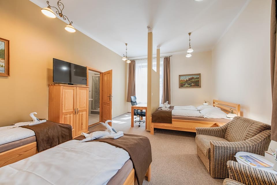 Bed, TV and multimedia, Photo of the whole room, Bedroom