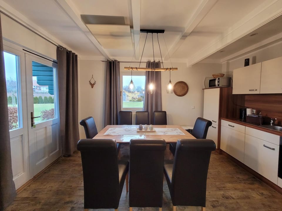 Kitchen or kitchenette, Dining area, minibar, pet friendly, stove