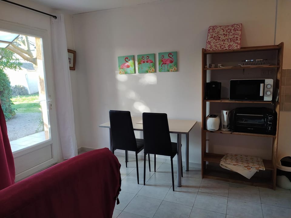 Kitchen or kitchenette, Seating area, Dining area, oven, stove
