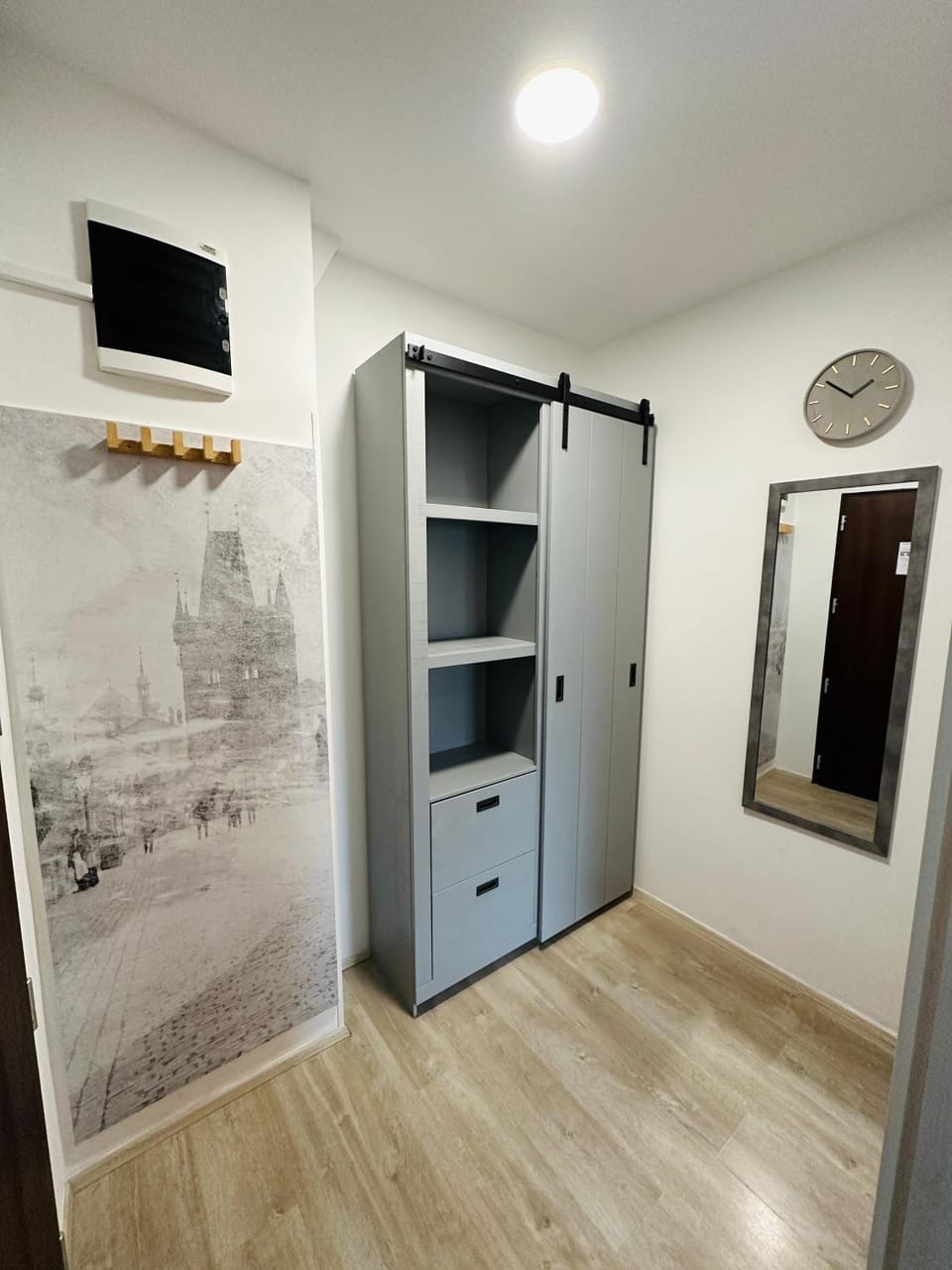 Facade/entrance, wardrobe