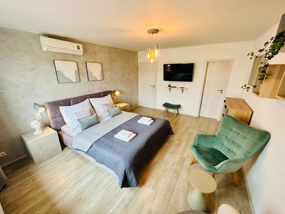 Seating area, Bedroom