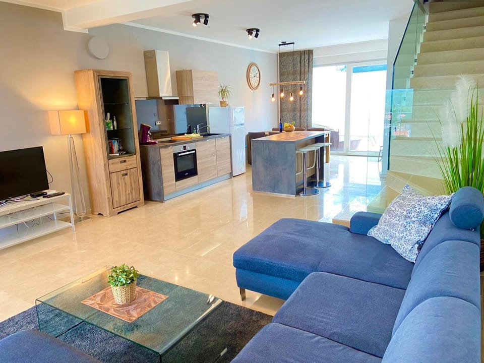 Kitchen or kitchenette, Living room