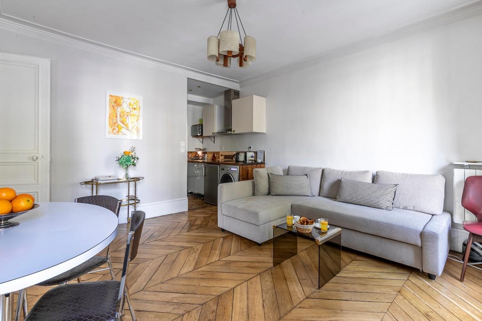 Kitchen or kitchenette, Living room, Seating area, Dining area