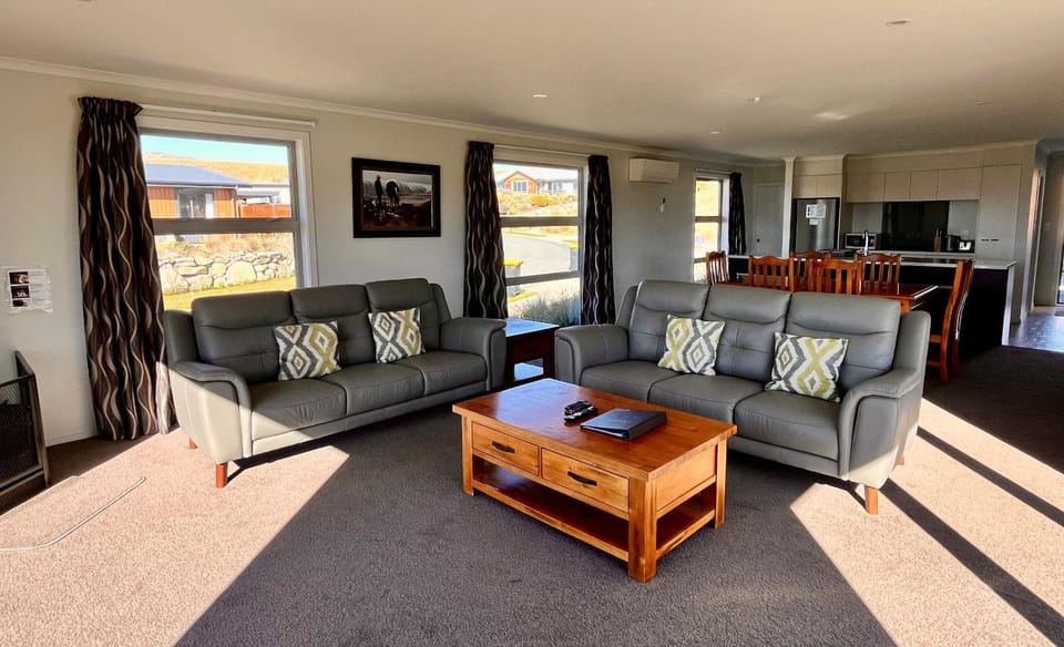 Living room, Seating area, Dining area, kitchen