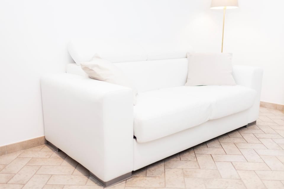 Bed, Decorative detail, Seating area