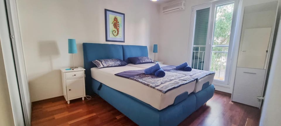 Bed, Photo of the whole room, Bedroom, towels, air conditioner