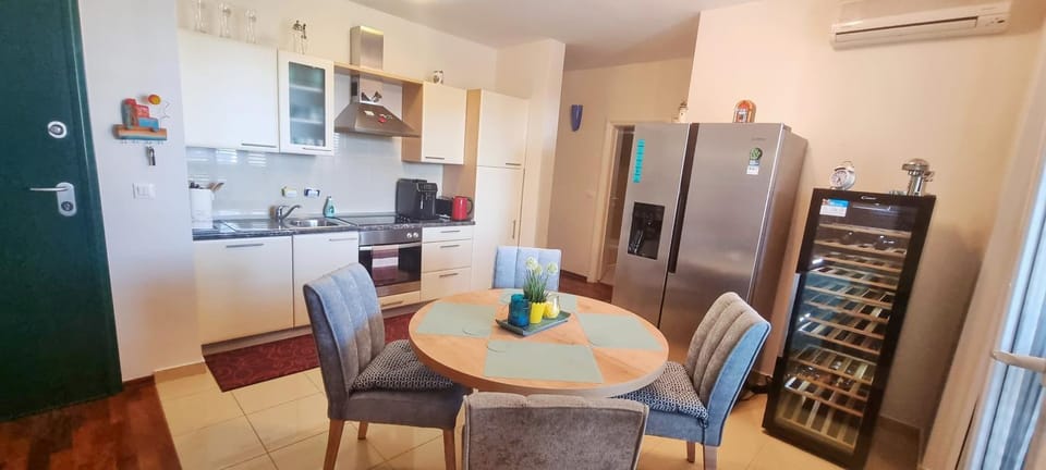Kitchen or kitchenette, Living room, Dining area, minibar, pet friendly, air conditioner