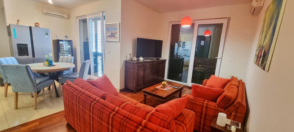Communal lounge/ TV room, TV and multimedia, Living room, Seating area, Evening entertainment