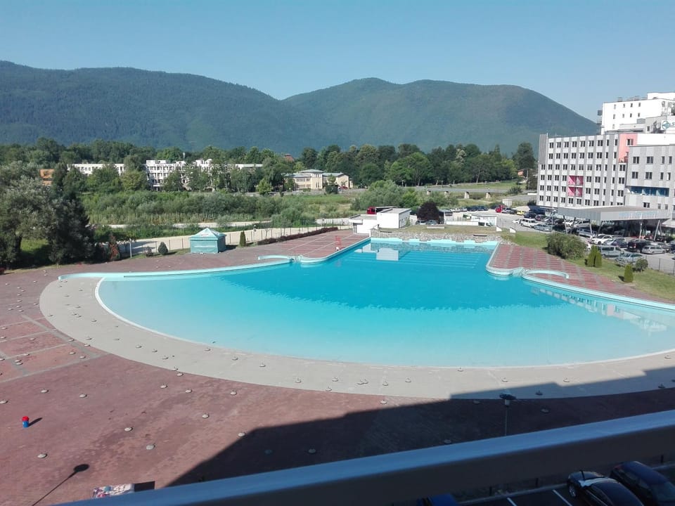 Balcony/Terrace, Landmark view, Mountain view, Pool view, River view