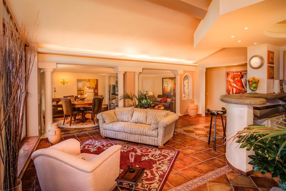 TV and multimedia, Kitchen or kitchenette, Living room, Seating area, Dining area