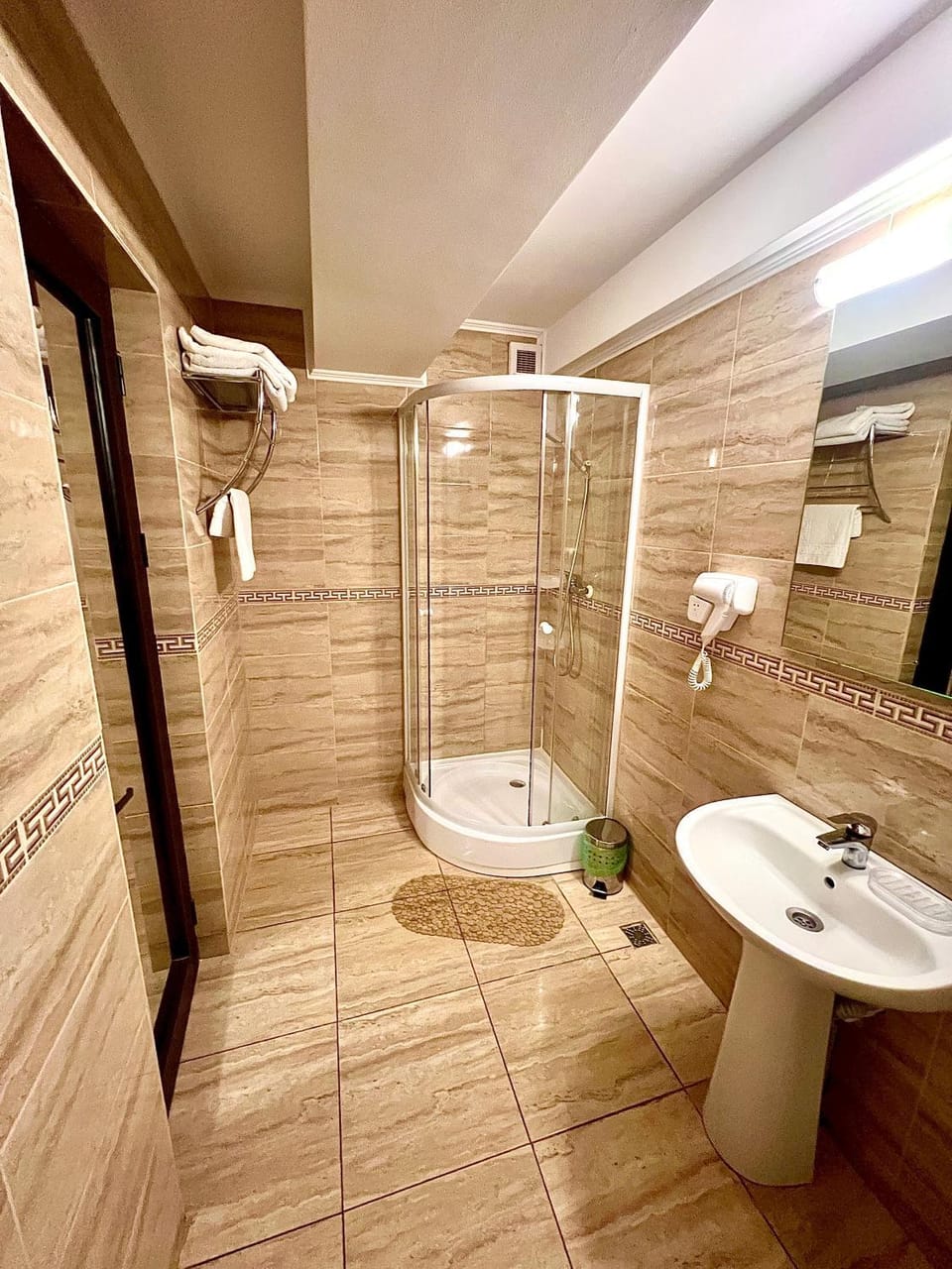 Complex Azar Bed and Breakfast in Moldova