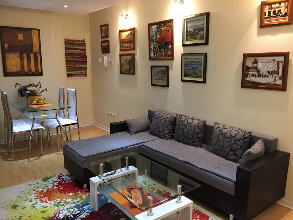 Seating area, Dining area