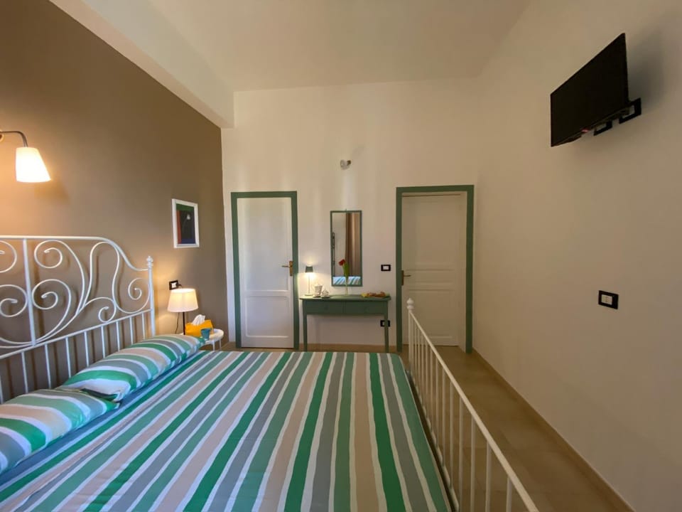 Bed, TV and multimedia, Evening entertainment, Bedroom