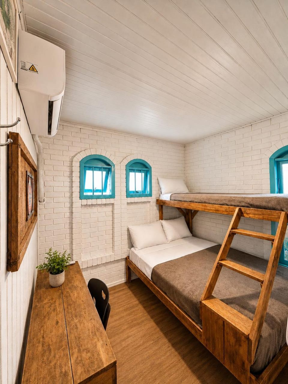 Bed, Photo of the whole room, Seating area, Bedroom, bunk bed