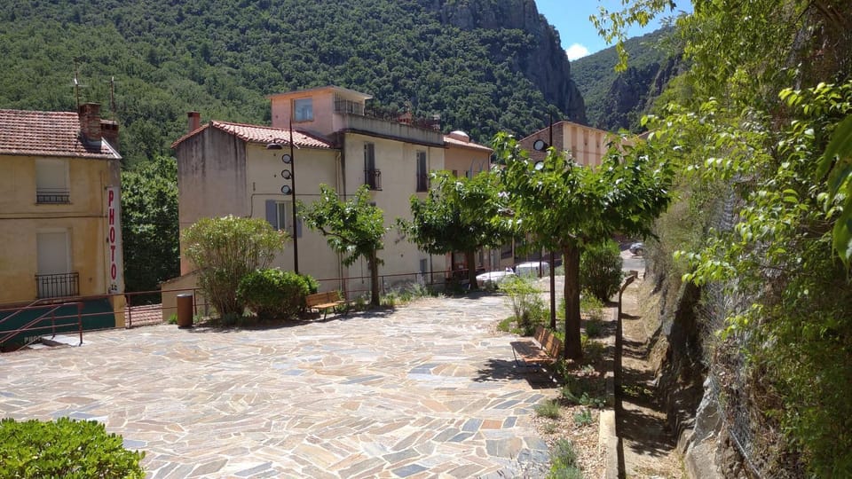 Property building, Spring, Day, Neighbourhood, Natural landscape, Mountain view, Street view