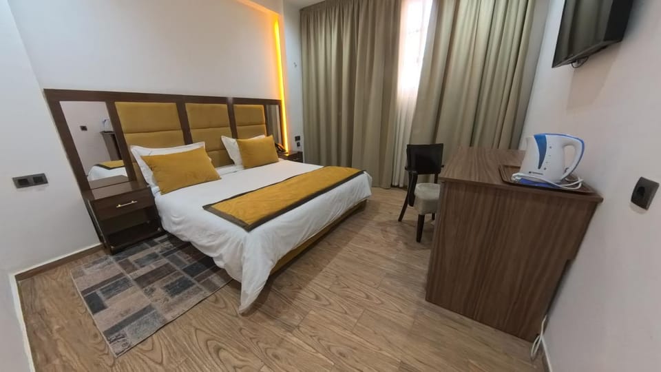 Bed, TV and multimedia, Photo of the whole room, Bedroom