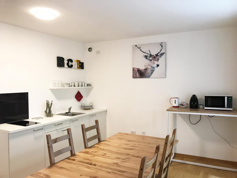 Coffee/tea facilities, Kitchen or kitchenette, Dining area