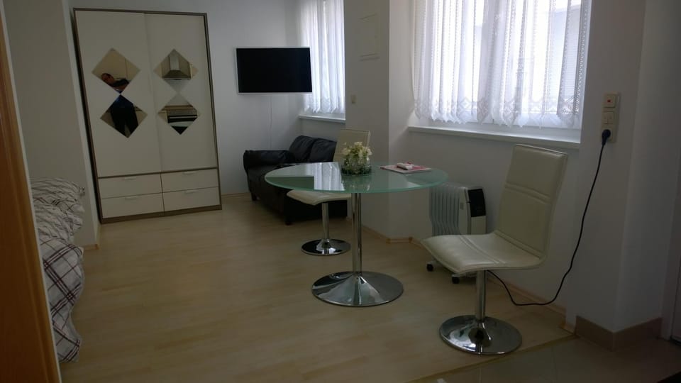 Other, Photo of the whole room, Decorative detail, Decorative detail, Entertainment