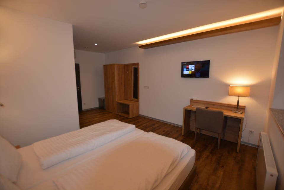 TV and multimedia, Photo of the whole room, Bedroom