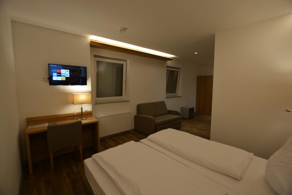 TV and multimedia, Photo of the whole room, Decorative detail, Bedroom