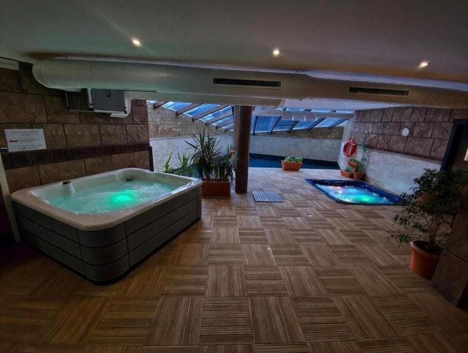 Hot Tub, Swimming pool, Bath