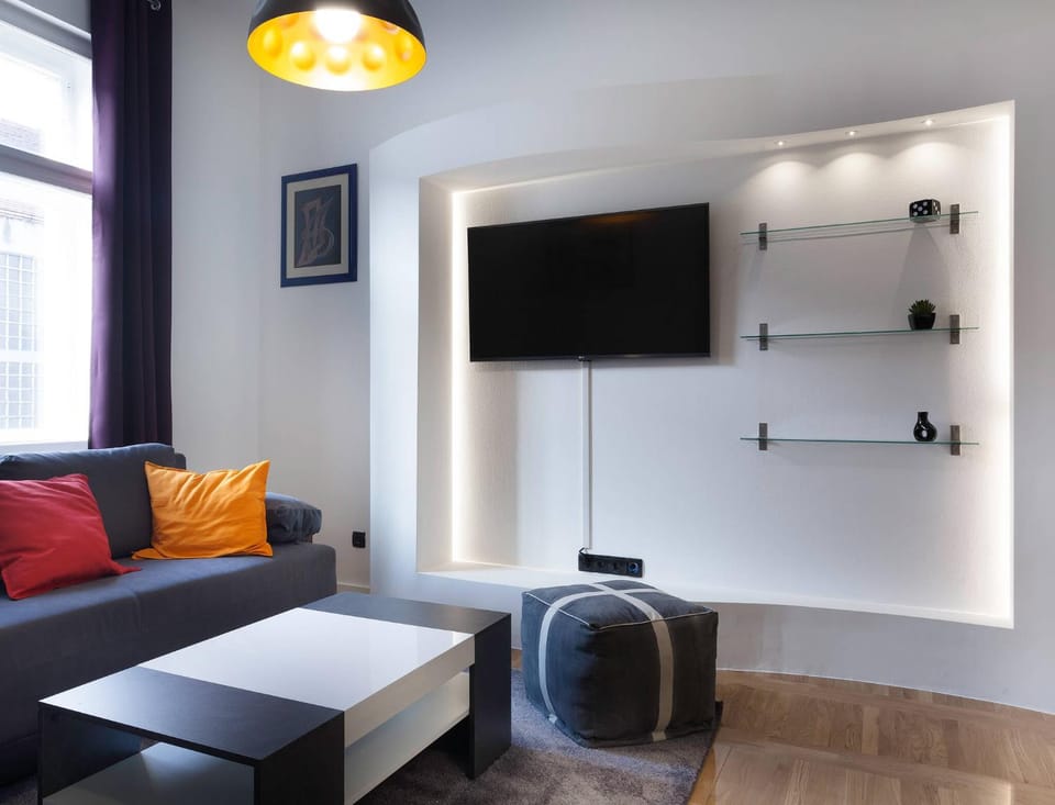 TV and multimedia, Living room, Decorative detail, Seating area