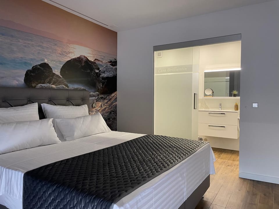 Bed, Bathroom, Photo of the whole room, Bedroom