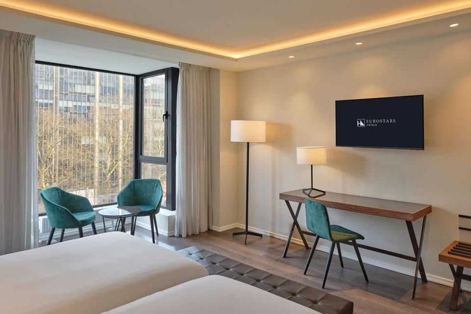 Bed, TV and multimedia, Seating area