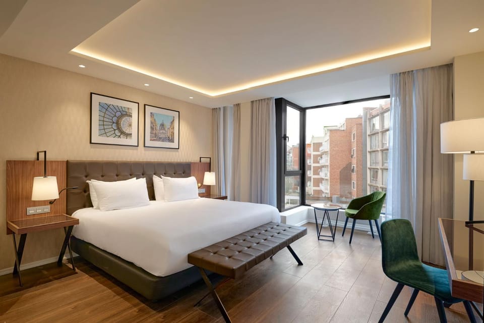 Bed, Seating area, Bedroom