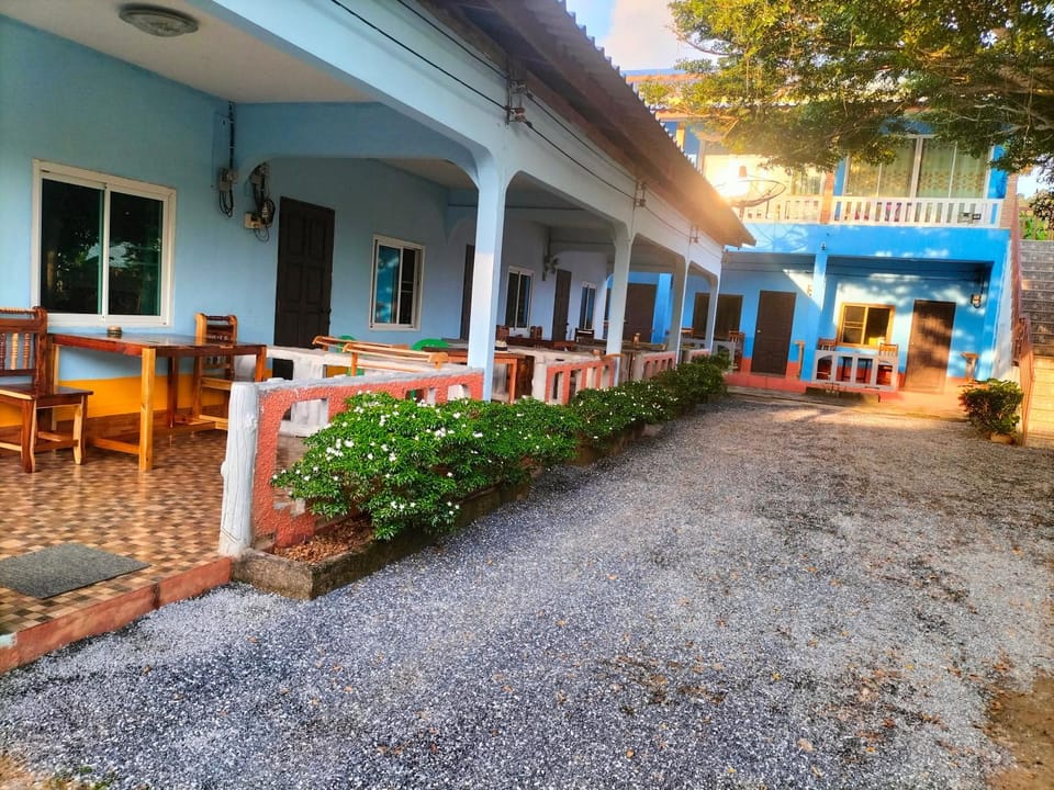 Lanta Blue House Bed and Breakfast in Sala Dan