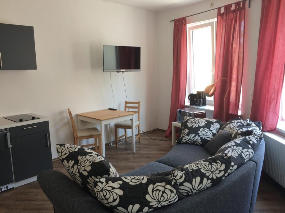 TV and multimedia, Kitchen or kitchenette, Living room, Seating area, Dining area
