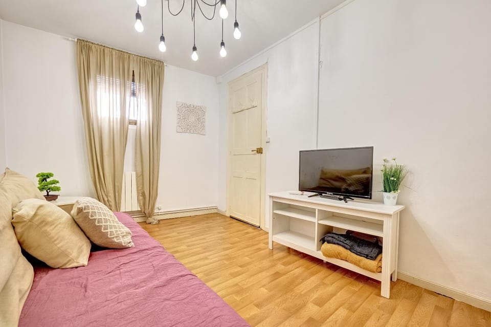 Bed, TV and multimedia, Living room