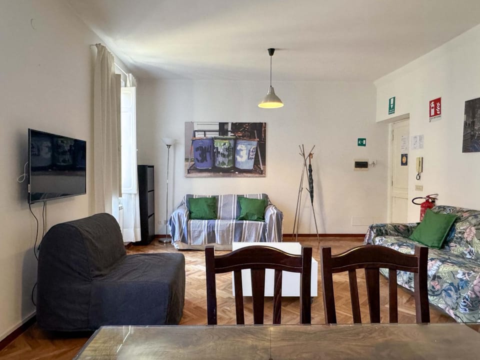 Photo of the whole room, Dining area