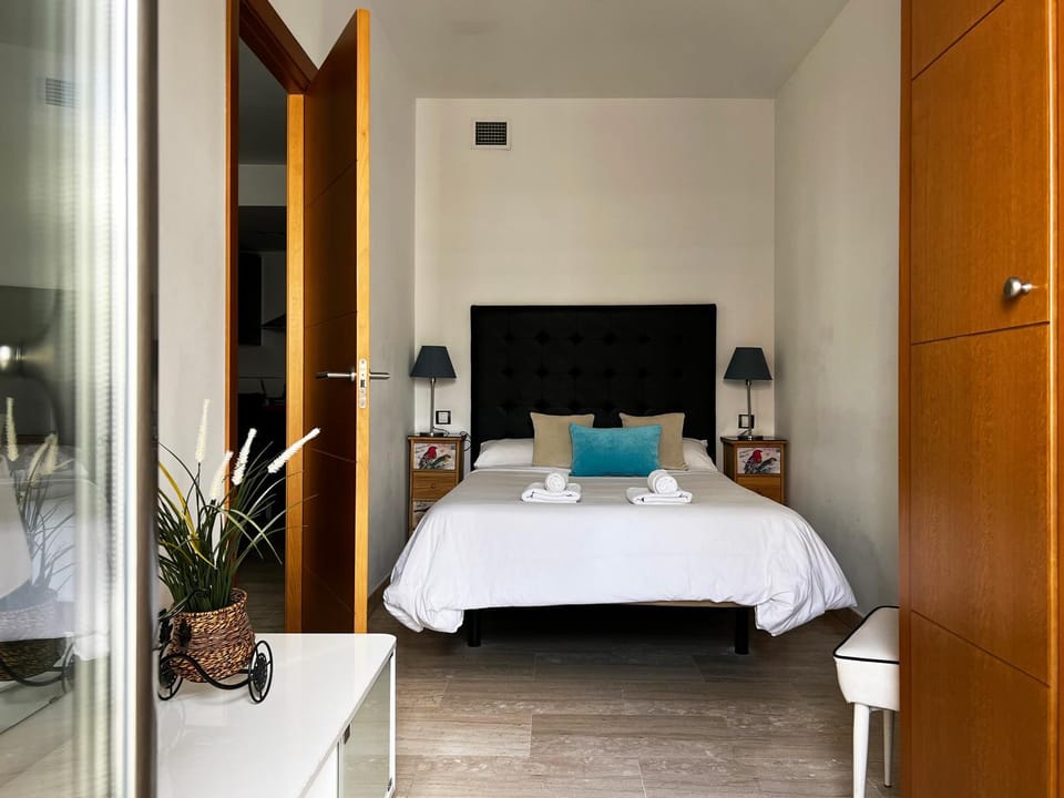 Photo of the whole room, Bedroom, towels, wardrobe, air conditioner