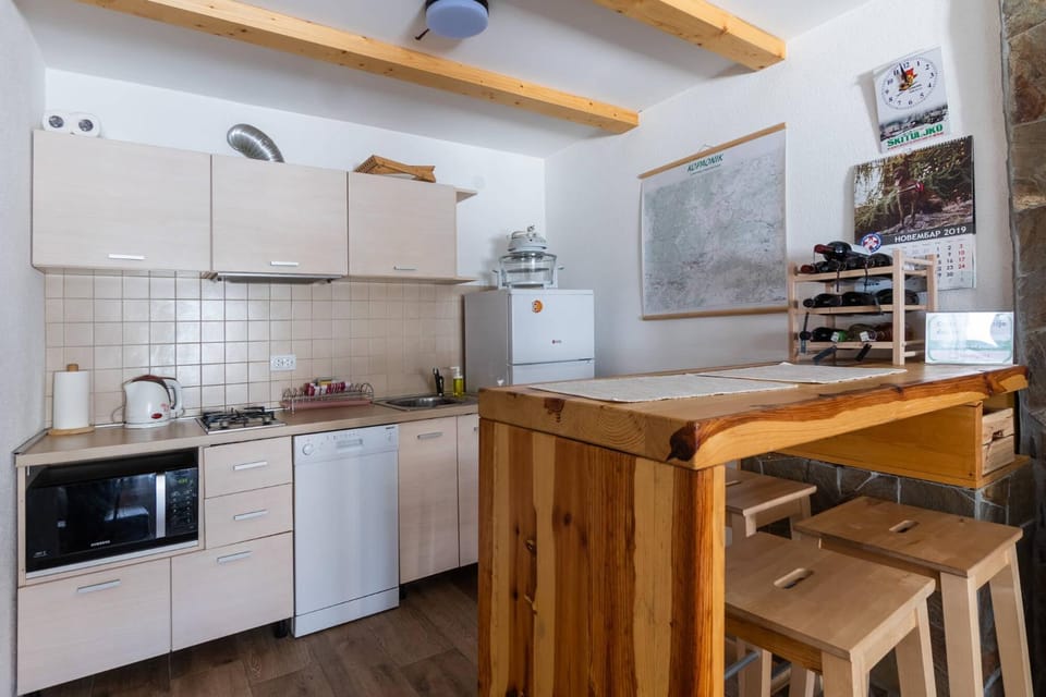 Kitchen or kitchenette, dishwasher