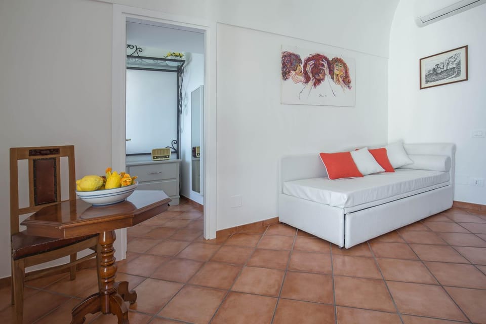 Bed, Other, Photo of the whole room, Decorative detail, Bedroom