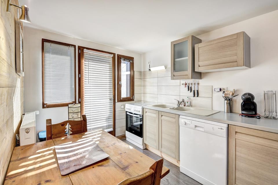 Kitchen or kitchenette, Dining area