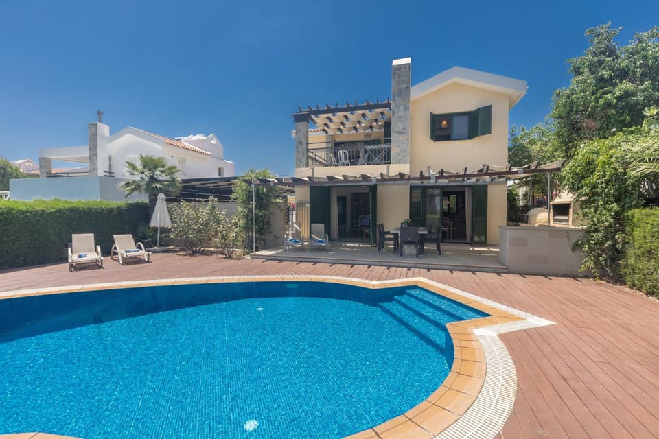 Property building, Swimming pool, sunbed